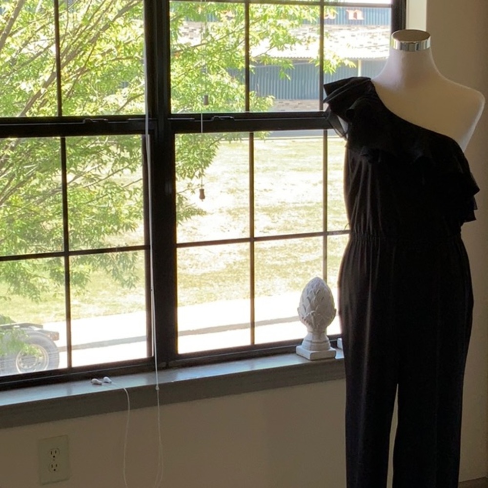 Bloomingdale’s black one shoulder jumpsuit Sz 12